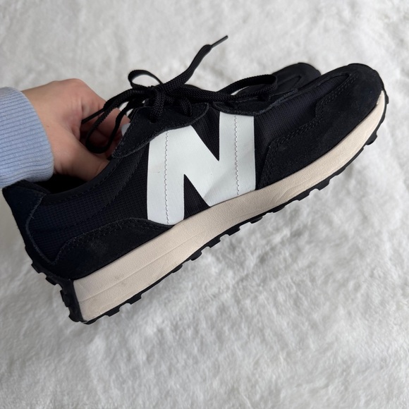 New Balance 327 Black White Boy’s Size 6 - Picture 3 of 15